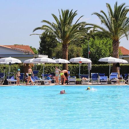 Apartment In Cecina Mare With Outdoor Pool Marina di Cecina Bagian luar foto