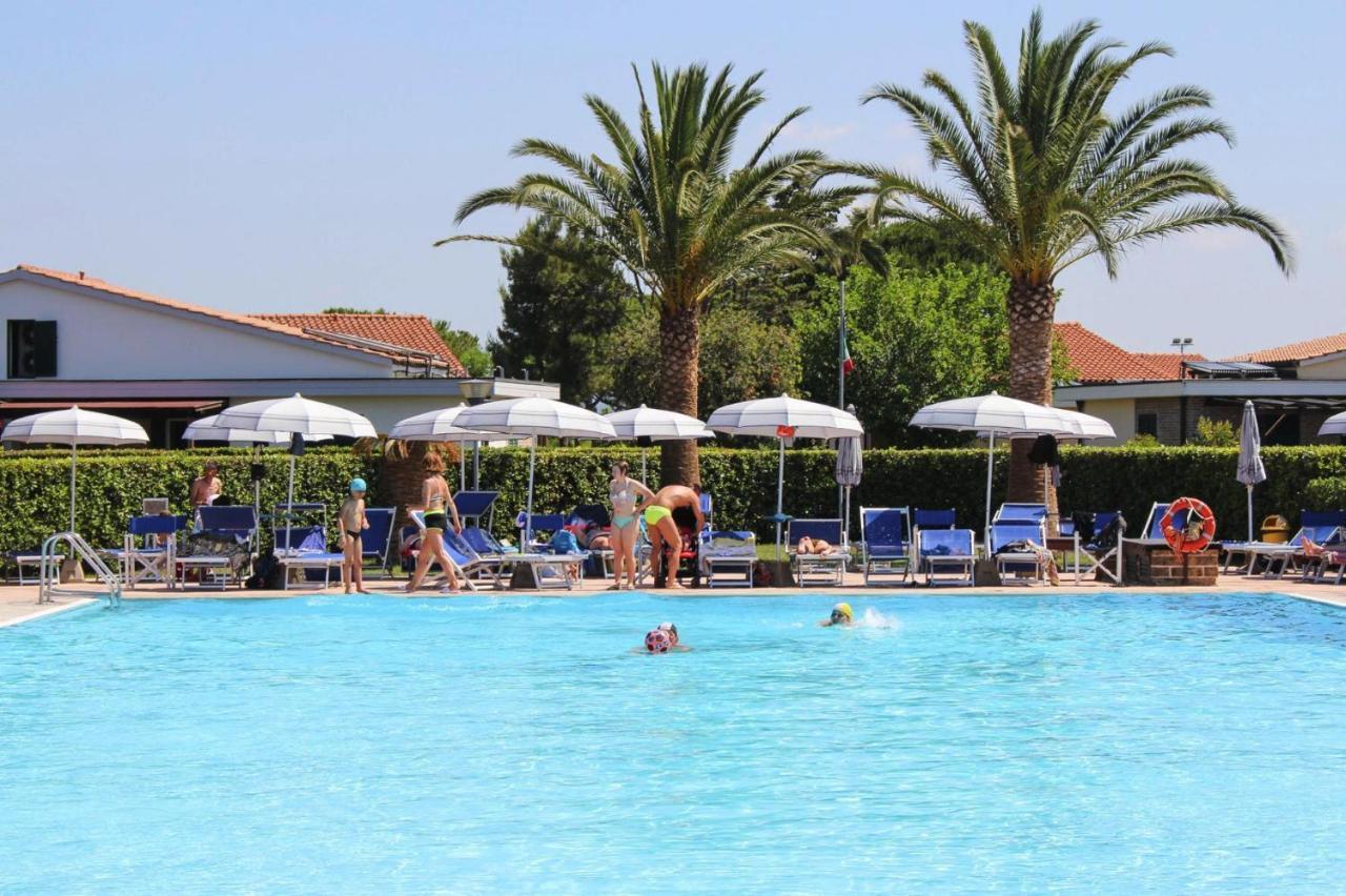 Apartment In Cecina Mare With Outdoor Pool Marina di Cecina Bagian luar foto