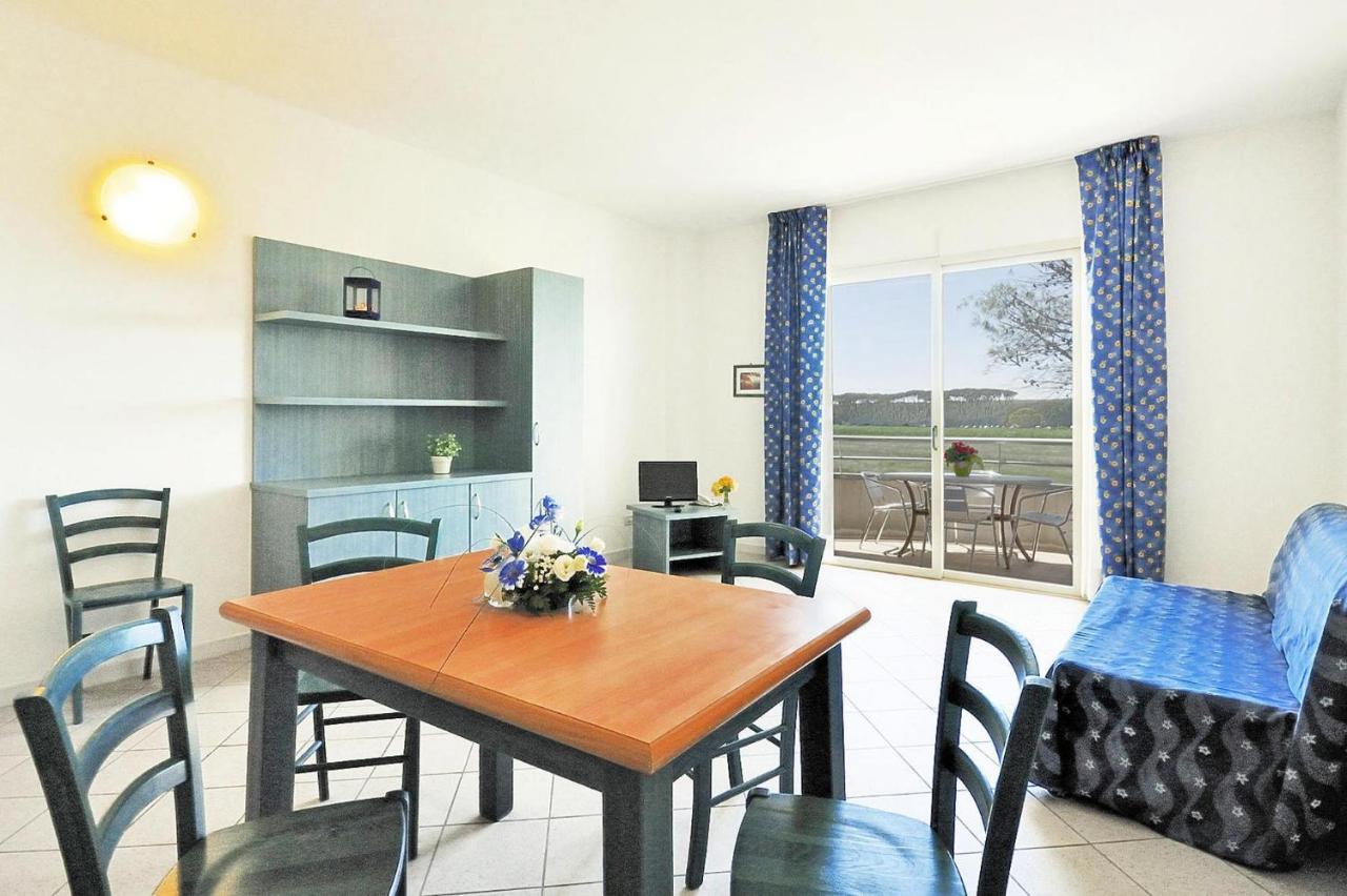 Apartment In Cecina Mare With Outdoor Pool Marina di Cecina Bagian luar foto