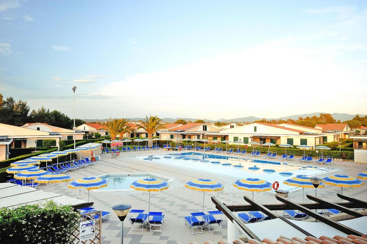 Apartment In Cecina Mare With Outdoor Pool Marina di Cecina Bagian luar foto