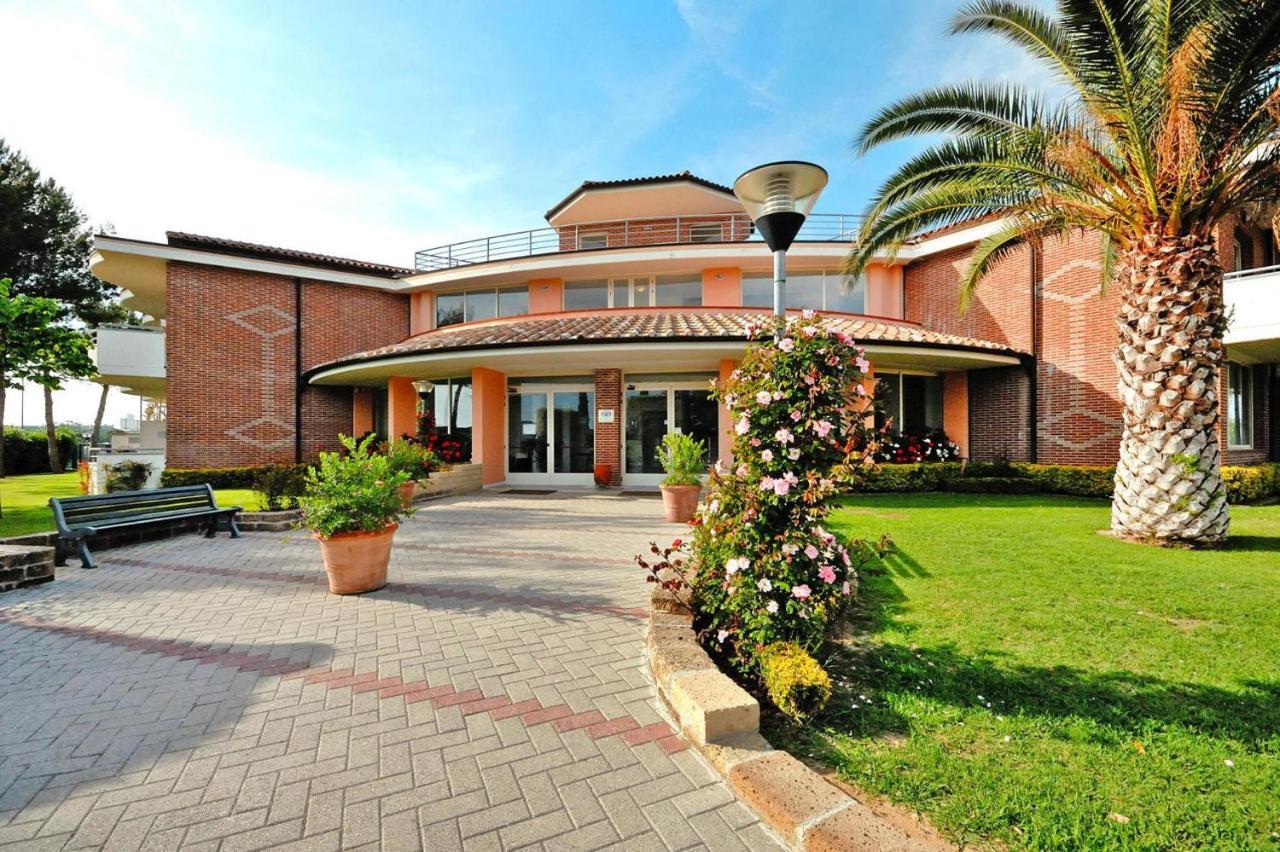 Apartment In Cecina Mare With Outdoor Pool Marina di Cecina Bagian luar foto