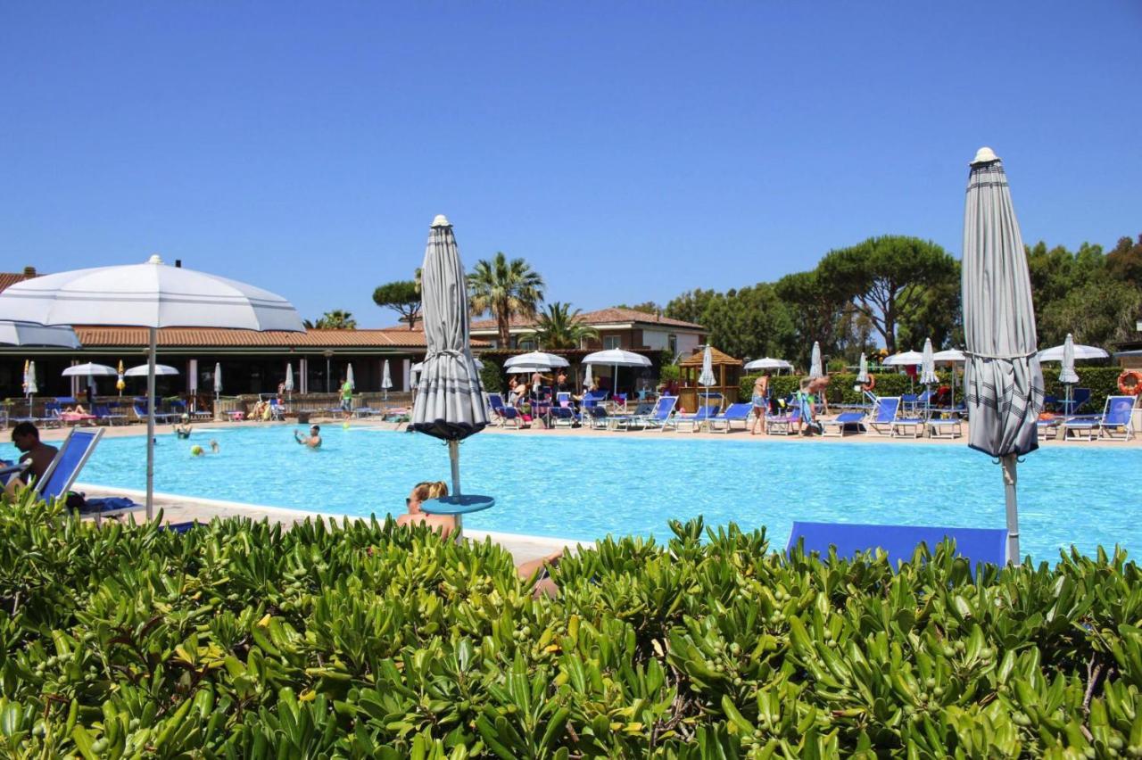 Apartment In Cecina Mare With Outdoor Pool Marina di Cecina Bagian luar foto