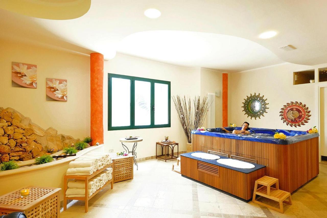 Apartment In Cecina Mare With Outdoor Pool Marina di Cecina Bagian luar foto